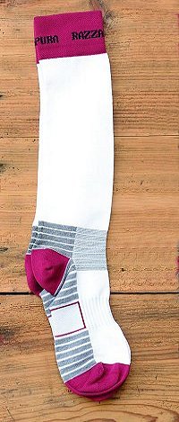 Calzino bianco lungo in Dryarn, con punta fascia e tallone bordeaux. Righe grigie Friction Free.