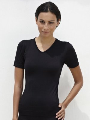 Maglia manica corta scollo profondo, colori bianco e nero.