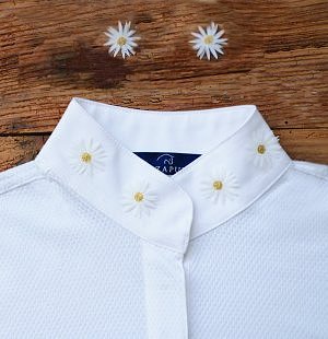 Polo coreana manica corta bianca, a nido d'ape, margherite bianche applicate sul collo.