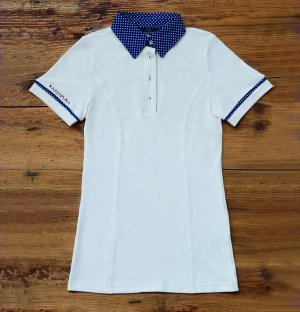 Polo manica corta bianca, collo, interni e filetti blu a pois azzurri.