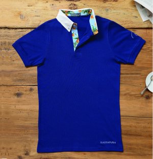 Polo manica corta blu, a nido d'ape, interni celesti con fantasia ananas gialla e verde.