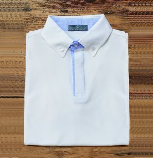 Polo manica corta bianca, interni con fantasia azzurra.