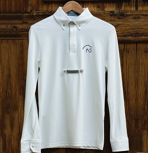 Polo manica lunga bianca, interni a righe bianche e celesti, bottoni argentati, con fermacravatta.