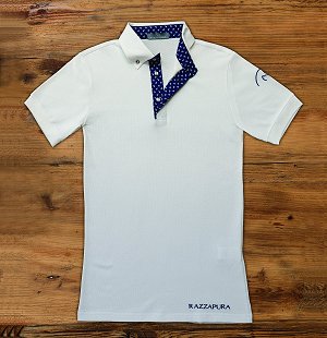Polo manica corta bianca, a nido d'ape, bottoni argentati, interni blu con disegni ancore bianche. 
