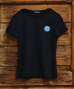 T-shirt nera con logo applicato.