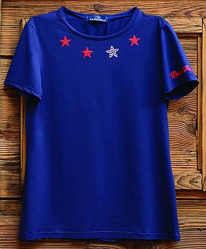 T-shirt blu con stelle rosse stampate.